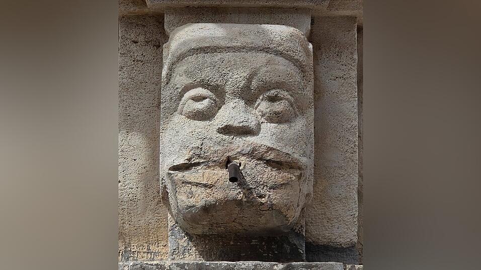 Absicht oder passend? Das Gesicht des Wasserspeiers verdreht die Augen, weil ihm die Lippen abgesprengt wurden. Absicht oder passend? Das Gesicht des Wasserspeiers verdreht die Augen, weil ihm die Lippen abgesprengt wurden.