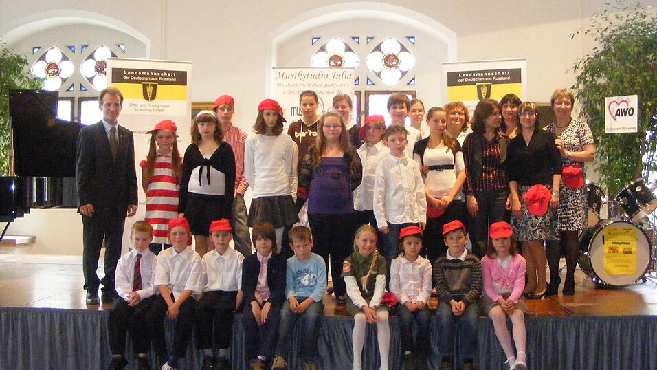 Die Kinder der Landsmannschaft der Deutschen aus Russland haben gemeinsam mit dem Musikstudion Julia ein Konzert im Rahmen der AWO Muttertagsfeier gegeben und anschließend alle mit selbstgebackenem Kuchen verwöhnt