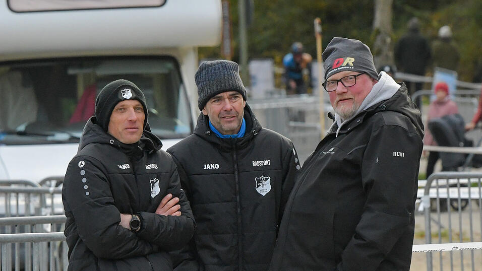 Orga-Leiter Joachim Hertkorn im Gespräch mit Bundesstützpunkttrainer Erik Becker und Stephan Sturm vom Bund Deutscher Radfahrer.