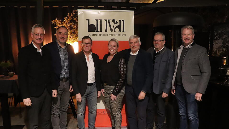 Freuen sich auf Bluval 2026 (v.l.): OB und Bluval-Pr&auml;sident Markus Pannermayr, stellvertretender Bluval-Vorsitzender Andreas Fuchs, Vorsitzender Stefan Mutz, Schriftf&uuml;hrerin Karin Mittermeier-Ruppert, Schatzmeister Peter Ries, Landrat Josef Laumer und Bezirksrat Franz Schreyer.