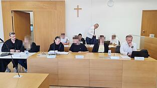 Fünf Personen im Alter zwischen 22 und 29 Jahren sollen Hunderte Kilogramm Marihuana nach Deutschland gebracht und in der Region einen schwunghaften Drogenhandel mit Marihuana, Kokain, Heroin und Amphetaminen betrieben haben. Fünf Personen im Alter zwischen 22 und 29 Jahren sollen Hunderte Kilogramm Marihuana nach Deutschland gebracht und in der Region einen schwunghaften Drogenhandel mit Marihuana, Kokain, Heroin und Amphetaminen betrieben haben.