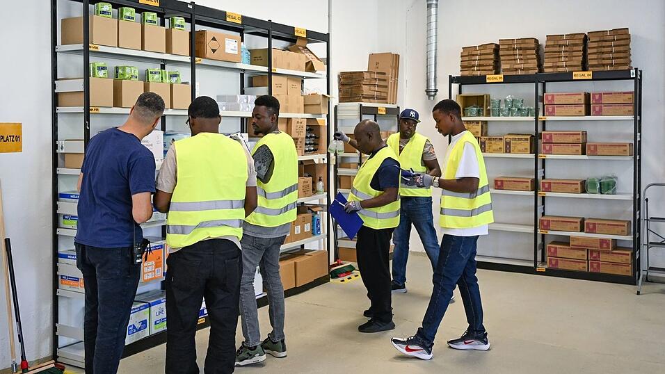 Viel ist in den vergangenen zehn Jahren über den sogenannten Spurwechsel vom Asylverfahren in die Erwerbsmigration gestritten worden. In Branchen wie Gastronomie, Pflege, Transport und Logistik herrscht Arbeitskräftemangel. (Symbolbild) Viel ist in den vergangenen zehn Jahren über den sogenannten Spurwechsel vom Asylverfahren in die Erwerbsmigration gestritten worden. In Branchen wie Gastronomie, Pflege, Transport und Logistik herrscht Arbeitskräftemangel. (Symbolbild)