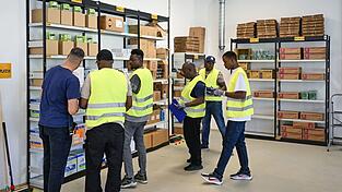 Viel ist in den vergangenen zehn Jahren &uuml;ber den sogenannten Spurwechsel vom Asylverfahren in die Erwerbsmigration gestritten worden. In Branchen wie Gastronomie, Pflege, Transport und Logistik herrscht Arbeitskr&auml;ftemangel. (Symbolbild)