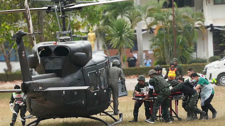 In der Nacht auf Sonntag meldeten beide Seiten Angriffe entlang der Front. In der Nacht auf Sonntag meldeten beide Seiten Angriffe entlang der Front.