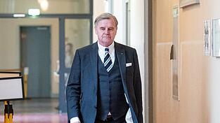Zeuge Otmar Kury auf dem Weg in den Gerichtssaal Zeuge Otmar Kury auf dem Weg in den Gerichtssaal