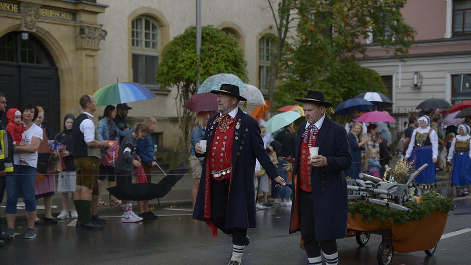 Zahlreiche Musik- und Trachtengruppen zogen nach dreij&auml;hriger Pause am Freitagabend zum Festplatz Am Hagen.&nbsp;