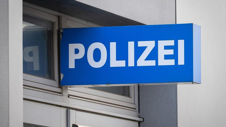 Nach dem Diebstahl sucht die Polizei nach Zeugen. (Symbolbild)