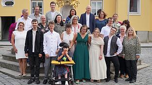 Die Sch&uuml;ler (vorne) mit Vorstandschaft der Lebenshilfe, Schulleitung, Elternbeirat und Lehrkr&auml;ften