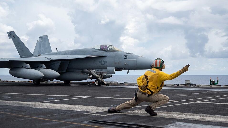 US-Einheiten habe Ziele auf der iranischen Insel Larak ins Visier genommen. Das Regime in Teheran beklagte Todesopfer und attackierte zur Vergeltung zwei US-Stützpunkte in Jordanien. US-Einheiten habe Ziele auf der iranischen Insel Larak ins Visier genommen. Das Regime in Teheran beklagte Todesopfer und attackierte zur Vergeltung zwei US-Stützpunkte in Jordanien.
