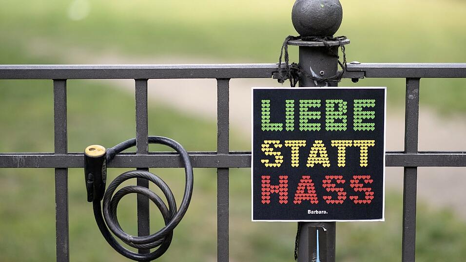 Streetart-Künstlerin Barbara verteilt Schilder und Sticker in den Großstädten in Deutschland. Streetart-Künstlerin Barbara verteilt Schilder und Sticker in den Großstädten in Deutschland.