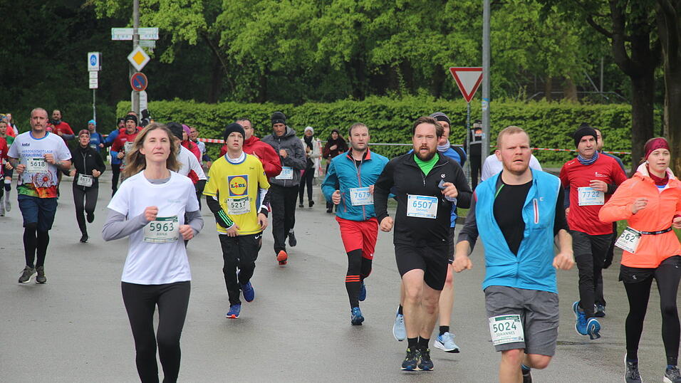 Auch die großen Herzogstadtläufer ließen sich wie schon die Kleinen am Samstag durch das nasskalte Aprilwetter den Spaß am Sport unter freiem Himmel nicht verderben.