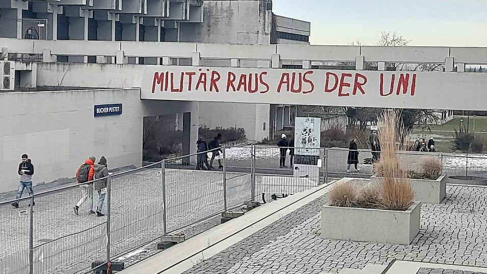Rote Parolen gegen Militär an der Uni und freie Wahlen brachten Unbekannte am Campus an. Rote Parolen gegen Militär an der Uni und freie Wahlen brachten Unbekannte am Campus an.