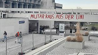 Rote Parolen gegen Militär an der Uni und freie Wahlen brachten Unbekannte am Campus an.