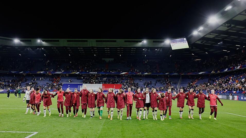 Die deutschen Fußballerinnen lassen sich in Caen für den Final-Einzug feiern. Die deutschen Fußballerinnen lassen sich in Caen für den Final-Einzug feiern.