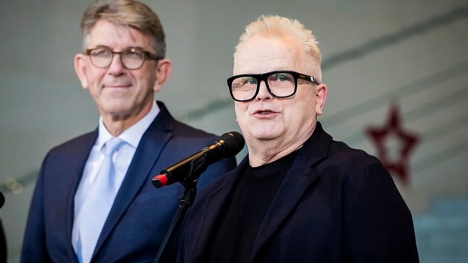 Herbert Grönemeyer nennt die Vergütung ein System für Doofe. Herbert Grönemeyer nennt die Vergütung ein System für Doofe.