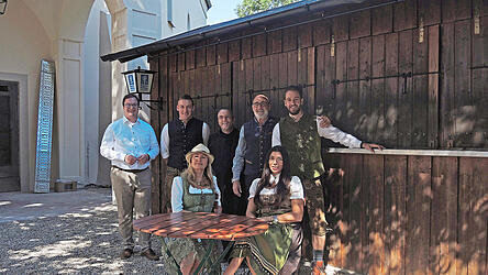 Mit der Pächterfamilie Pettendorfer freuen sich Bürgermeister Julien Pursch, Andreas Hartl von Augustiner-Bräu sowie Frater Vinzenz, Prior und Cellerar der Abtei Neideralteich (hinten v. l.,) auf die Wiedereröffnung des Niederalteicher Klosterhofs. Mit der Pächterfamilie Pettendorfer freuen sich Bürgermeister Julien Pursch, Andreas Hartl von Augustiner-Bräu sowie Frater Vinzenz, Prior und Cellerar der Abtei Neideralteich (hinten v. l.,) auf die Wiedereröffnung des Niederalteicher Klosterhofs.