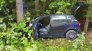 Der Unfallfahrer und eine Mitfahrerin waren nicht angeschnallt und wurden schwer verletzt, der dritte Fahrzeuginsasse erlitt leichte Verletzungen. Der Unfallfahrer und eine Mitfahrerin waren nicht angeschnallt und wurden schwer verletzt, der dritte Fahrzeuginsasse erlitt leichte Verletzungen.