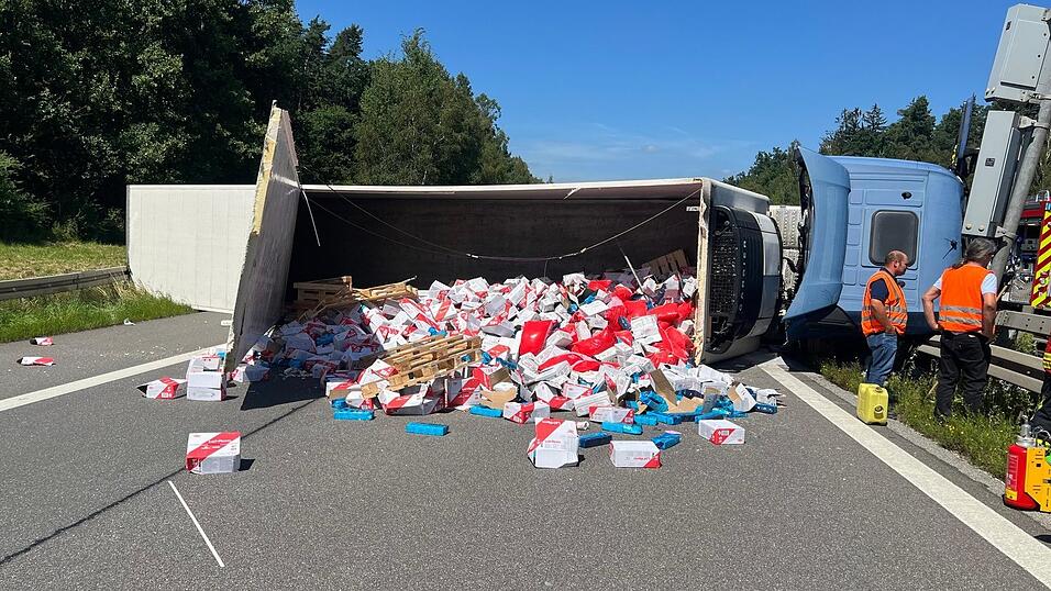 Ein Lastwagen kippte am Dienstag auf der A93 bei Regenstauf um und blieb quer zur Fahrbahn in Fahrtrichtung München liegen.
