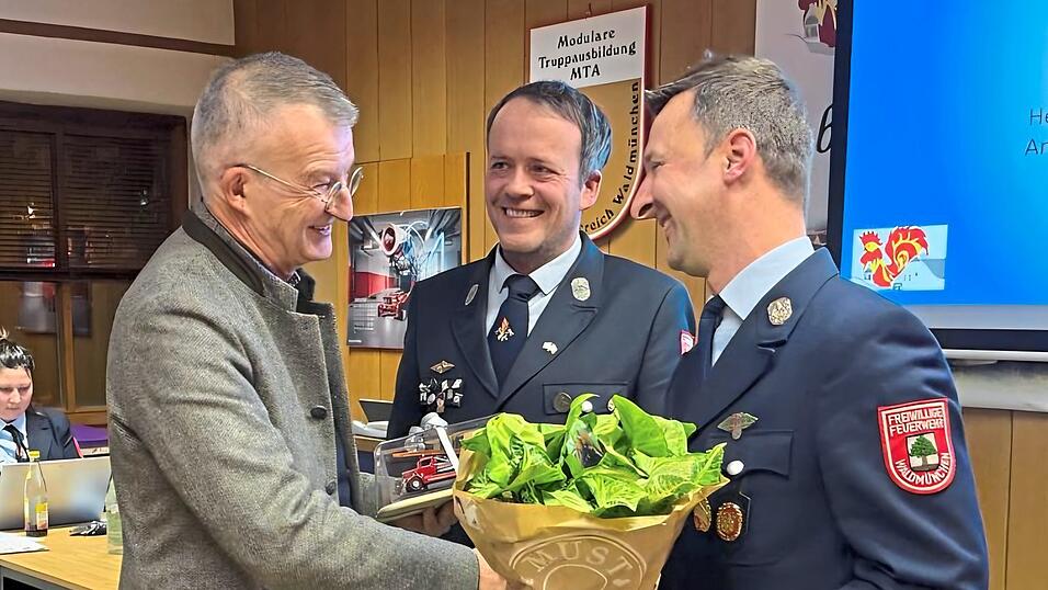 F&uuml;r Markus Ackermann war es die letzte FFW-Jahresversammlung als B&uuml;rgermeister; Vorsitzender Benjamin Schlegl (Mitte) und Kommandant Michael Bierl (rechts) bedankten sich bei ihm mit einem Geschenk.