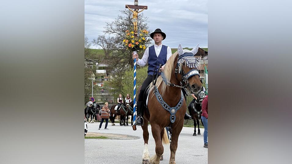 Mit Stolz tr&auml;gt Michael Pfeffer das Kreuz.