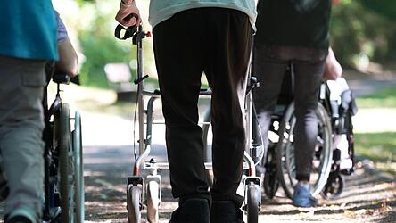 Bewohner einer Pflegeeinrichtung gehen durch einen Park. Die SPD bremst die dringend n&ouml;tige Pflegereform aus. Die Koalition streitet deshalb (schon) wieder.