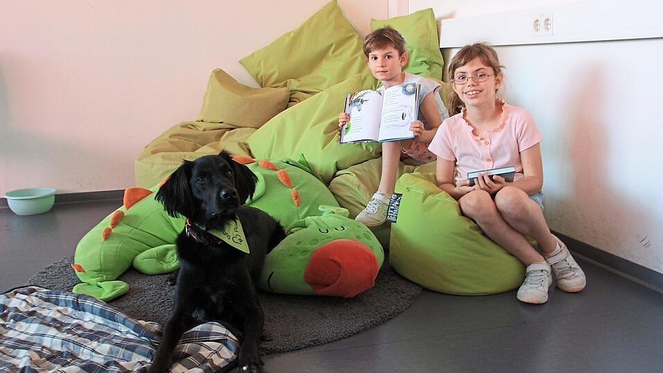 Lina und Klara (von links) lasen dem Mischling Romeo vor.