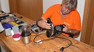 Im Repair-Café werden nicht nur Elektrogeräte repariert, sondern auch kaputte Kleidungsstücke genäht. Im Repair-Café werden nicht nur Elektrogeräte repariert, sondern auch kaputte Kleidungsstücke genäht.