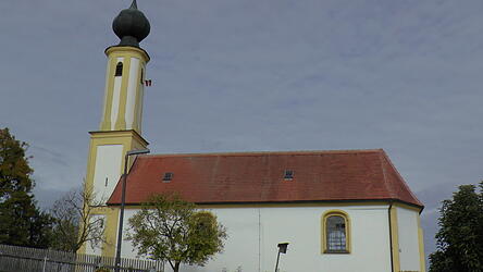Die Bergkirche St. Walburga ist weithin sichtbar im Labertal.