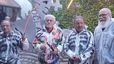 Die Akteure der szenischen Darstellung vor der Skulptur &bdquo;Ein Boot will fliegen&ldquo;: Howard Fine, Wilhelm Holderied, Franz Schnieringer, Erich Gruber (von links).