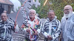 Die Akteure der szenischen Darstellung vor der Skulptur &bdquo;Ein Boot will fliegen&ldquo;: Howard Fine, Wilhelm Holderied, Franz Schnieringer, Erich Gruber (von links).