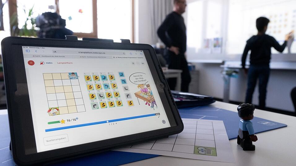 In Pilotversuchen wurden in den vergangenen Schuljahren bereits 500 Klassen mit Tablets ausgestattet. Ab kommendem Herbst sollen die Geräte in allen weiterführenden Schulen in Bayern ab der 5. Jahrgangsstufe Einzug halten.