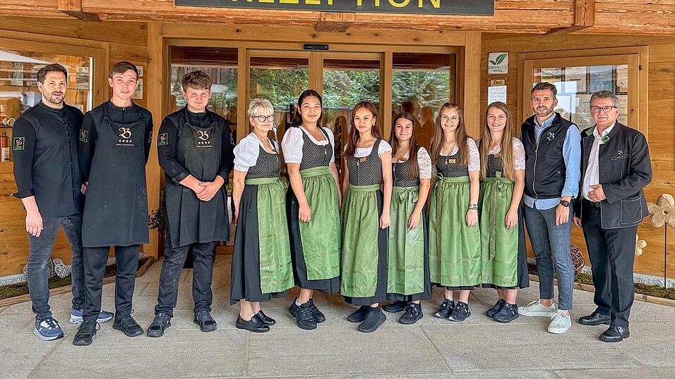 Zu den sechs neuen Auszubildenden im Brunner Hof gehören auch Saikal und Akbermet aus Kirgisien (Mitte).
