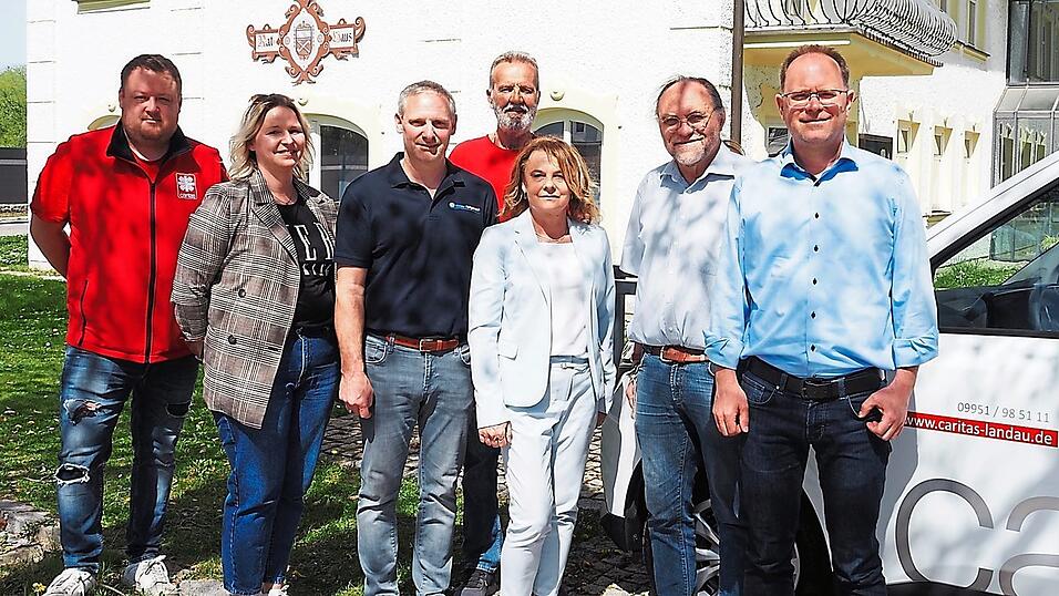 Die beiden Fahrer Sebastian Sperka und Peter Dyxy mit Martin Hohenberger und Sandra Englmaier (Caritas Landau), Caterer Tobias Esterl (Vilstaler Partyservice) sowie Bürgermeister Rolf-Peter Holzleitner und Claudia Tettinger aus dem Reisbacher Rathaus. Die beiden Fahrer Sebastian Sperka und Peter Dyxy mit Martin Hohenberger und Sandra Englmaier (Caritas Landau), Caterer Tobias Esterl (Vilstaler Partyservice) sowie Bürgermeister Rolf-Peter Holzleitner und Claudia Tettinger aus dem Reisbacher Rathaus.
