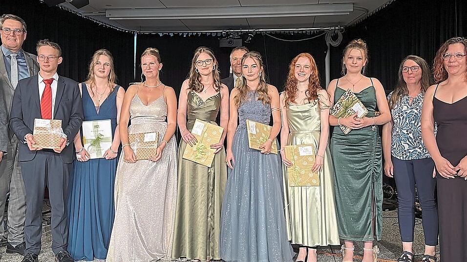 Die Schulleitung, Fritz Wittmann und die Elternbeirätin mit den Geehrten. Die Schulleitung, Fritz Wittmann und die Elternbeirätin mit den Geehrten.