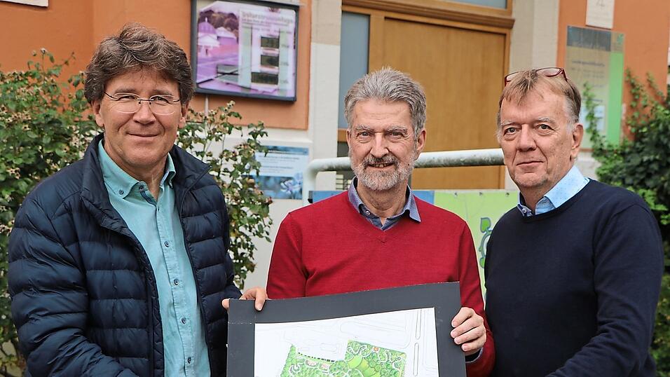 Raimund Schoberer, Albrecht Muscholl-Silberhorn und Oliver Ehrlich, Kassier des Kreisverbandes (von links), mit einer Vision, wie sie sich die Nutzung des Areals vorstellen könnten. Raimund Schoberer, Albrecht Muscholl-Silberhorn und Oliver Ehrlich, Kassier des Kreisverbandes (von links), mit einer Vision, wie sie sich die Nutzung des Areals vorstellen könnten.