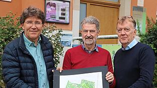 Raimund Schoberer, Albrecht Muscholl-Silberhorn und Oliver Ehrlich, Kassier des Kreisverbandes (von links), mit einer Vision, wie sie sich die Nutzung des Areals vorstellen könnten.