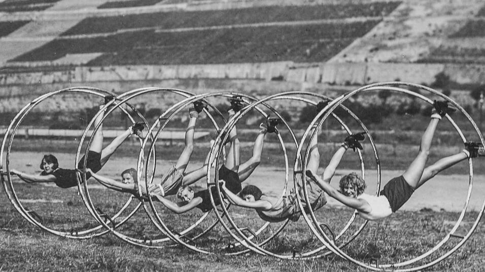 Aus fitten Rhönradturnerinnen und -turnern formte Rhönrad-Erfinder Otto Feick eine 'Mustergruppe', mit der er in Deutschland und auch international auf Werbetour ging. Aus fitten Rhönradturnerinnen und -turnern formte Rhönrad-Erfinder Otto Feick eine 'Mustergruppe', mit der er in Deutschland und auch international auf Werbetour ging.