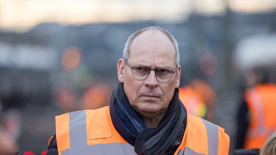 Hofft wie die Fahrgäste auf besseres Wetter: Der Vorstand Infrastrukturplanung und -projekte bei der DB InfraGo, Gerd-Dietrich Bolte. (Archivbild) Hofft wie die Fahrgäste auf besseres Wetter: Der Vorstand Infrastrukturplanung und -projekte bei der DB InfraGo, Gerd-Dietrich Bolte. (Archivbild)