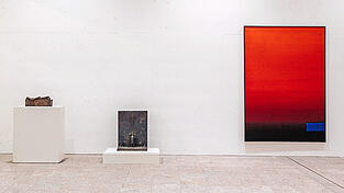 Fritz Koenig trifft Rupprecht Geiger: Kleines Epitaph V und Klagewand neben kr&auml;ftigem Rot