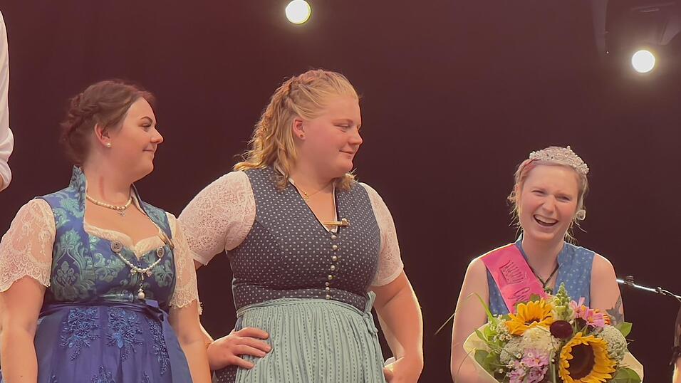 Die 30-j&auml;hrige Kerstin aus Straubing (rechts) ist zur Goa&szlig;ma&szlig;-K&ouml;nigin 2022 gek&uuml;rt worden.