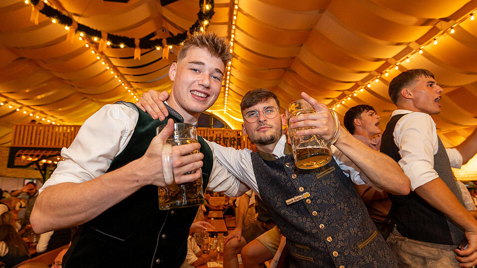 Die Partybilder vom Freitag, 9. August 2024, aus dem Festzelt Nothaft. Die Partybilder vom Freitag, 9. August 2024, aus dem Festzelt Nothaft.
