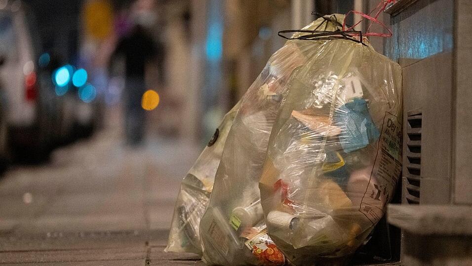 Rein in den Gelben Sack, damit es sp&auml;ter recycelt werden kann: Plastikm&uuml;ll an einer Stra&szlig;e in Deutschland.