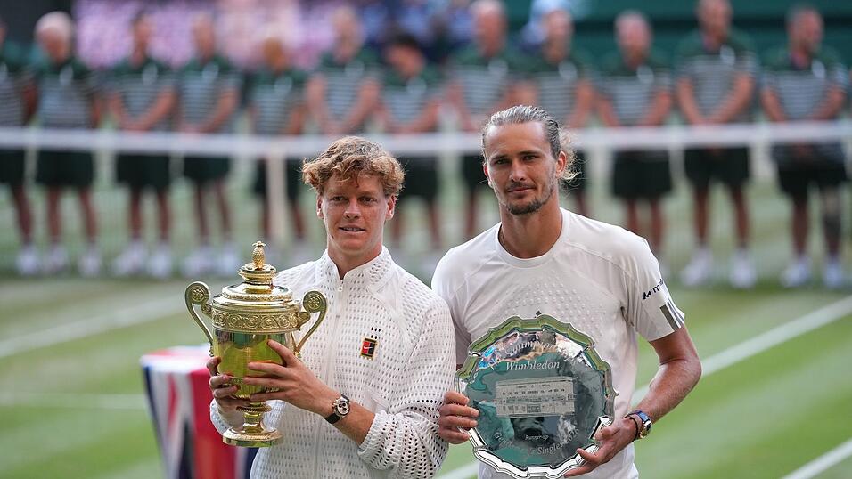 Alexander Zverev (r) verlor das Wimbledon-Endspiel in vier Sätzen gegen Jannik Sinner (l). Alexander Zverev (r) verlor das Wimbledon-Endspiel in vier Sätzen gegen Jannik Sinner (l).
