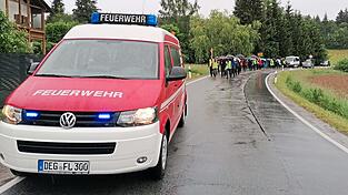 Von der Feuerwehr begleitet zogen die Pilger des Alt&ouml;ttinger Wallfahrervereins Lalling - hier noch bei str&ouml;mendem Regen - bei Holzh&auml;user Richtung G&ouml;ttersdorf ihrem Ziel entgegen: zur Schwarzen Madonna nach Alt&ouml;tting.