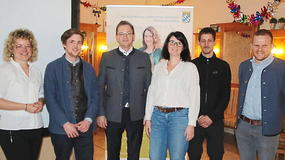 Annely Idhe, Patrick Scharl, Siegfried Jäger, Stefanie Pahnke, Florian Göbel und Johannes Frank (von links) sorgten für vielfältige Informationen über betriebliche Rahmenbedingungen bei der Straubinger Vortragsreihe. Annely Idhe, Patrick Scharl, Siegfried Jäger, Stefanie Pahnke, Florian Göbel und Johannes Frank (von links) sorgten für vielfältige Informationen über betriebliche Rahmenbedingungen bei der Straubinger Vortragsreihe.
