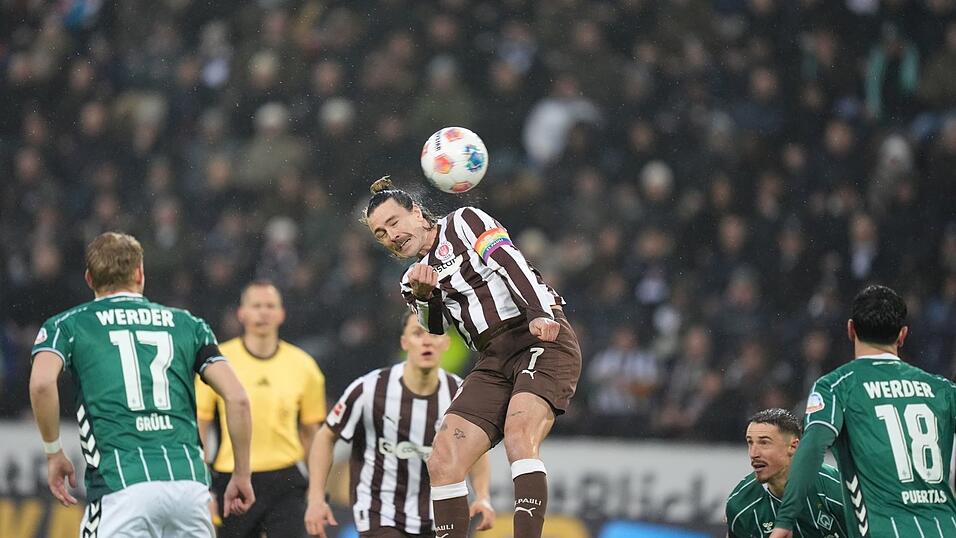 St. Paulis Kapit&auml;n Jackson Irvine beim Kopfball.