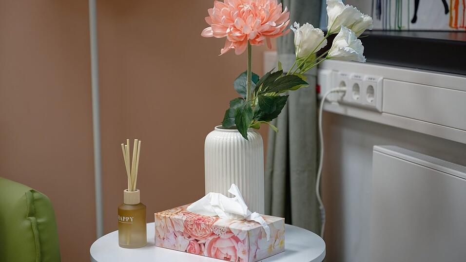 Anders eingerichtet: Im Raum der Gewaltschutzstelle für Frauen soll eine andere Atmosphäre erzeugt werden als das im üblichen Vernehmungsraum in einer Polizeidienststelle so ist. Anders eingerichtet: Im Raum der Gewaltschutzstelle für Frauen soll eine andere Atmosphäre erzeugt werden als das im üblichen Vernehmungsraum in einer Polizeidienststelle so ist.