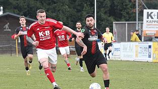 Die SpVgg Lam (in Rot) l&auml;sst Eggenfelden nicht zur Entfaltung kommen.