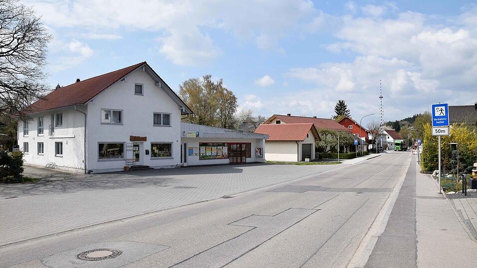 Bei der Schaffung einer Ortsmitte f&uuml;r Buch wird das Gel&auml;nde um den ehemaligen Nahkauf-Supermarkt (links auf dem Foto) eine zentrale Rolle spielen.