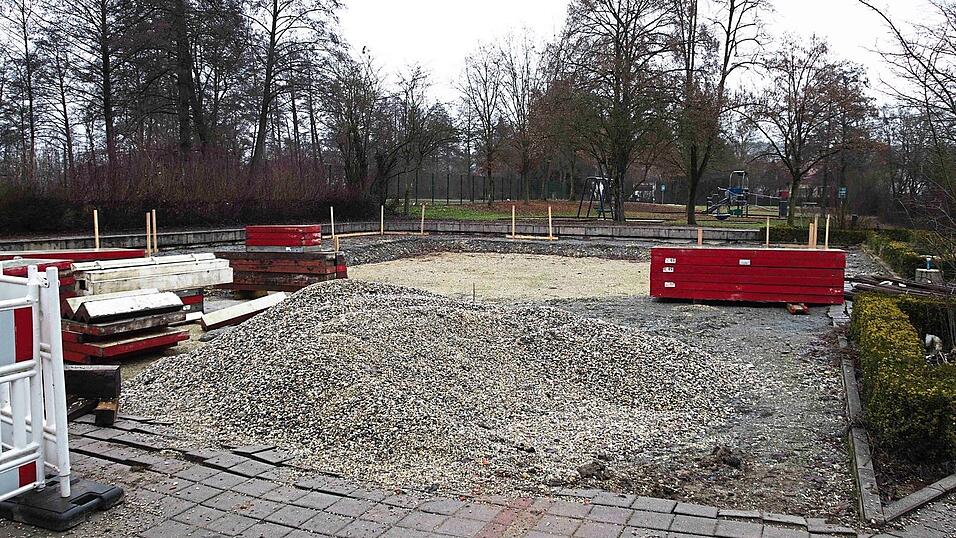 Noch herrscht hier Baustelle, aber im Sommer soll das Becken in neuem Glanz erstrahlen. Noch herrscht hier Baustelle, aber im Sommer soll das Becken in neuem Glanz erstrahlen.